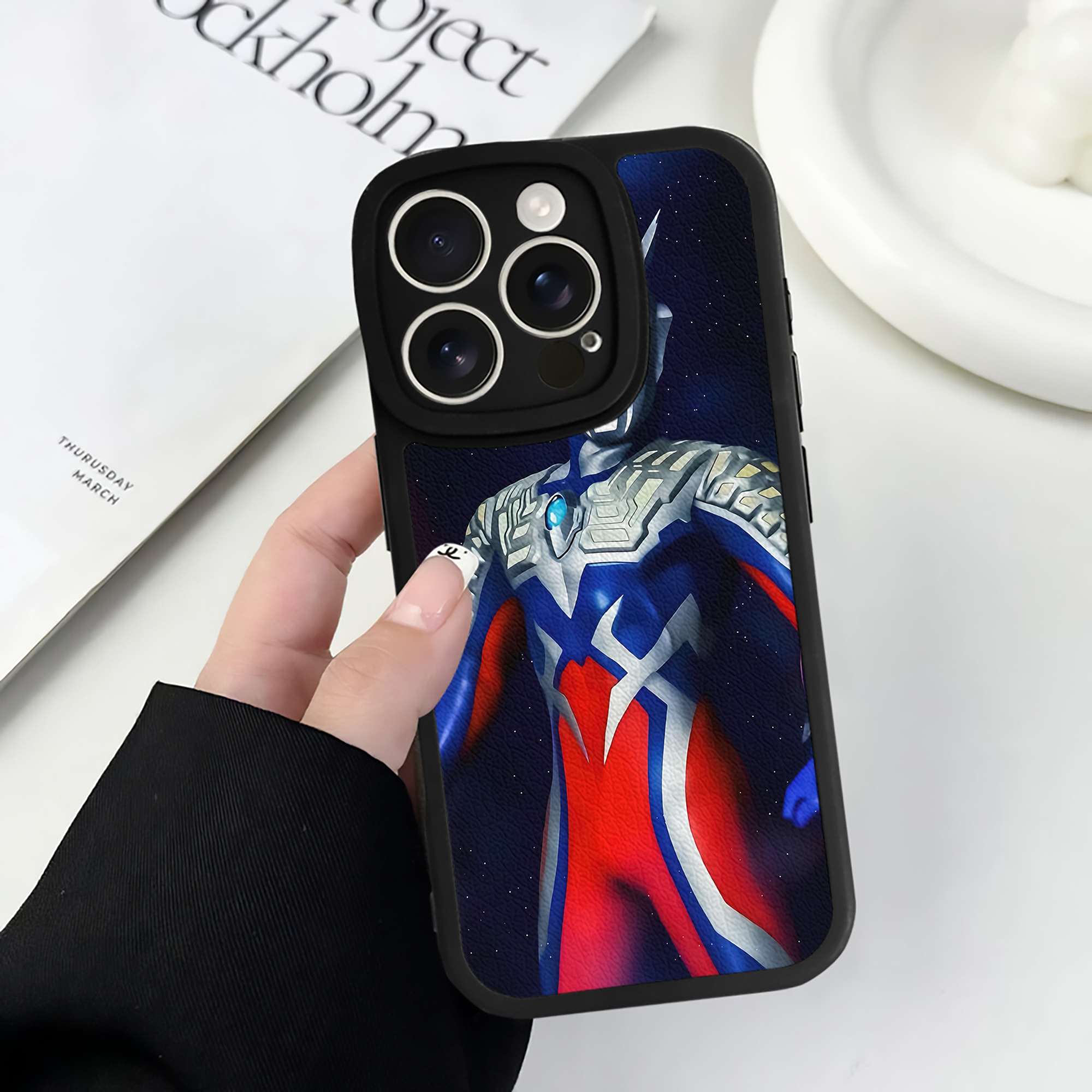 （画像用） ウルトラマン Ultraman 【iPhone 16シリーズ対応】シリコンスマホケース（レザー調） 材質：シリコン